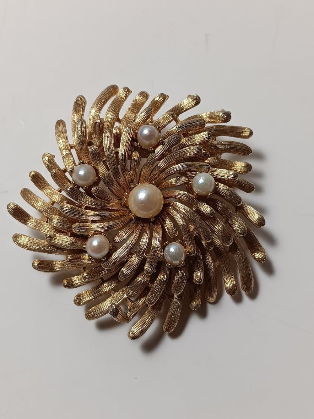 Vintage Lisner 1960s gold tone faux pearl Starburst brooch mid century retro pin